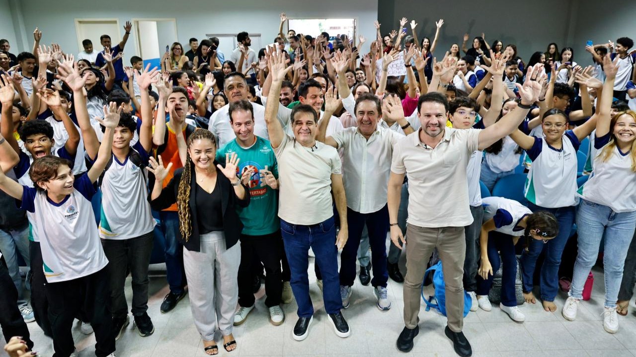 O prefeito Evandro Leitão, o presidente da Câmara Municipal, Leo Couto, gestores e representantes da Prefeitura posam para fotos com estudantes da escola Municipal Professor Alexandre Rodrigues de Albuquerque no auditório da escola